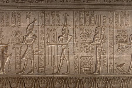 Reliefs à l'extérieur du temple de Dendera, Égypte