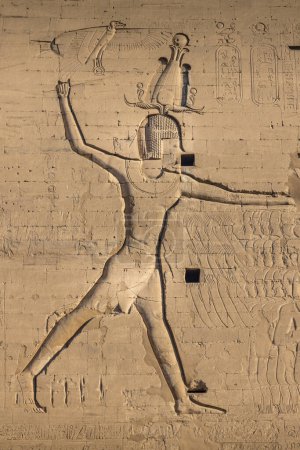Ein Relief an der Wand des Edfu-Tempels, Ägypten