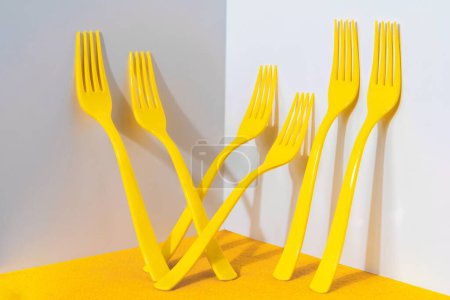 Téléchargez les photos : Six fourchettes en plastique jaune vif, art de la cuisine - en image libre de droit