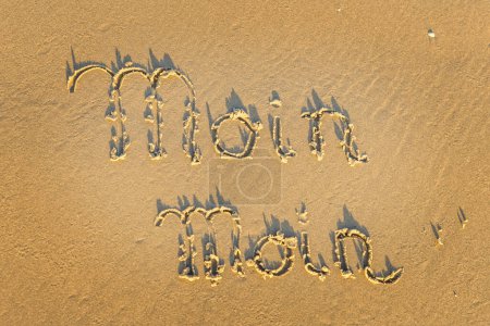 Text im Sand am Strand der Nordsee - Moin Moin