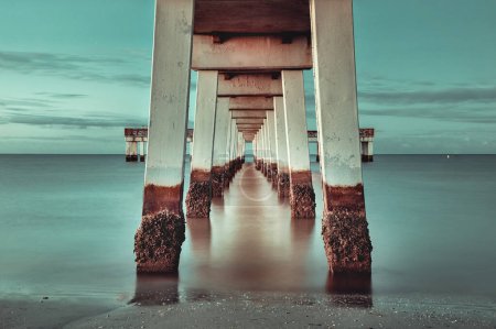 Der hölzerne Pier am Strand von Fort Myers, Florida