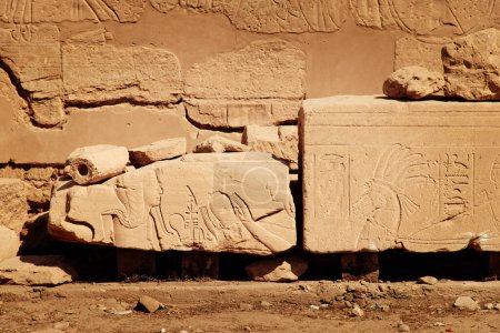 Hyroglyphes égyptiens antiques dans le temple de Karnak, Egypte