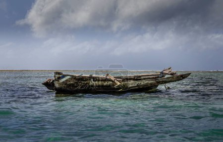 Sueño de escapada tropical, bote en el azul del océano Índico