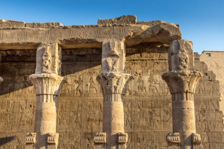 Muralla y columnas del templo de Edfu