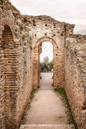 Las Grutas de Catulo, un sitio arqueológico de excavación de una antigua villa romana en la punta de Sirmione en el lago de Garda, Italia