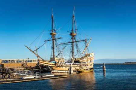 El barco histórico Mayflower en el puerto de Plymouth 