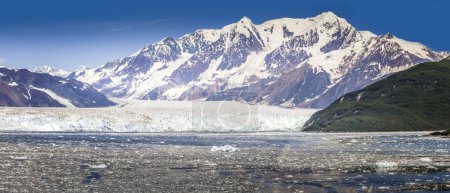 El glaciar Hubbard en Alaska, visto desde el fiordo Russel y la bahía del desencanto
