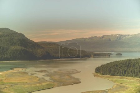 Luftaufnahme der nebligen Fjorde, Alaska 