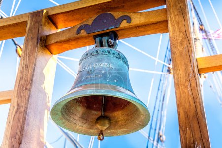 La cloche du navire de l'historique Mayflower dans le port de Plymouth, Massachusetts 