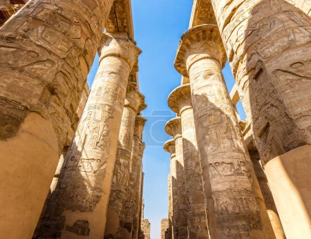 Impresionantes columnas en el pórtico del templo de Karnak, Luxor Egipto