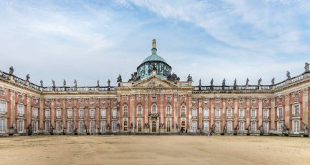 Potsdam - 28. August 2023: Das Neue Palais bei Sonnenuntergang