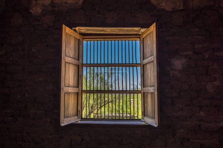 Altes Fenster mit Gittern und Jalousien in einem alten Fort in Texas