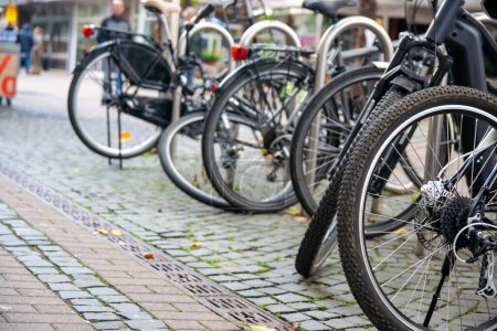 Calles urbanas con bicicletas. Estacionamiento de bicicletas en Alemania.