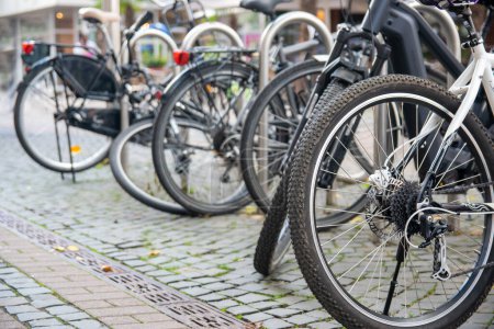 Städtische Straßen mit Fahrrädern. Fahrräder bleiben in Deutschland auf Fahrradparkplätzen.