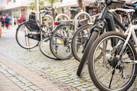 Städtische Straßen mit Fahrrädern. Fahrräder bleiben in Deutschland auf Fahrradparkplätzen.