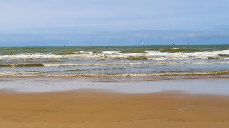 Wunderschönes Meer mit Sand, Yachten, Wellen auf dem Wasser und blauem Himmel. Natürlicher Hintergrund für den Sommerurlaub.