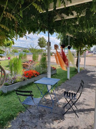 Metalltisch und Stühle für die Familie in der Nähe des Flusses. Platz zum Entspannen im Sommer im Park mit Panoramablick. 