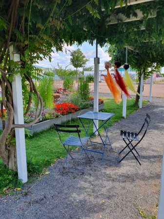 Mesa de hierro y sillas para la familia cerca del río. Lugar para relajarse en verano en el parque con vista panorámica. 