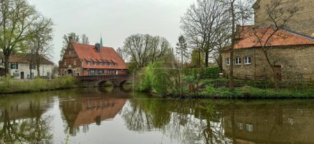 Ancien château médiéval sur l'eau
