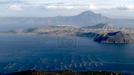 Inselvulkan Taal in der Mitte des Sees, Lavawände und Krater und Felslandschaft ringsum