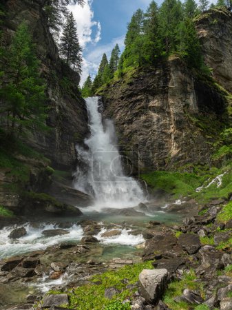 Cascada del Infierno (Cascata dell 'Inferno), en el Alpe Devero, cerca de Baceno en los Alpes lepontinos del norte de Italia, Región del Piamonte.