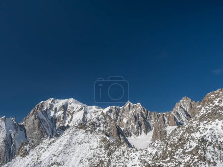 Téléchargez les photos : La neige recouvrait le massif du Mont Blanc, montagnes des Alpes Graïennes, dans le nord de l'Italie et en France. Vu de Pointe Helbronner - en image libre de droit