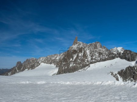 Dente del Gigante (auch bekannt als Dent du Geant), ein Berg im schneebedeckten Mont-Blanc-Massiv in den französischen und italienischen Graian-Alpen, von der Pointe Helbronner aus gesehen