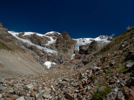 Panorama des Lyskamm und des Lys-Gletschers im Sommer auf dem Monte-Rosa-Massiv im Aostatal, Norditalien. Rückzug wegen des Klimawandels