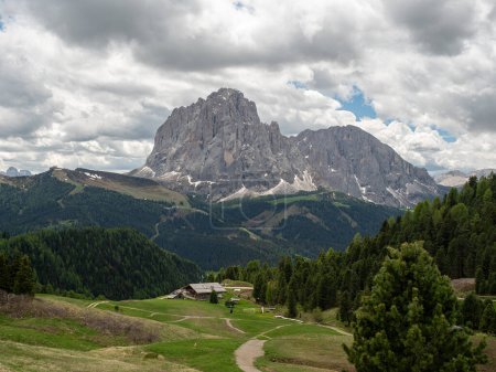 Sassolungo (Langkofel - a la izquierda) y Sassopiatto (Plattkofel - a la derecha) montañas con Cantinaccio grupo en el fondo (extrema derecha)