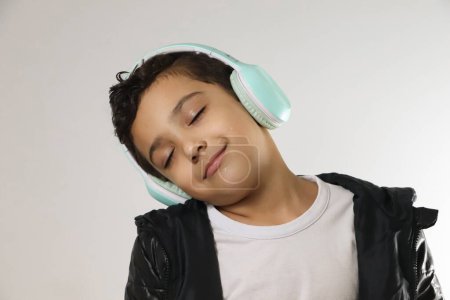 Junge hört Musik mit Kopfhörern und sieht glücklich aus
