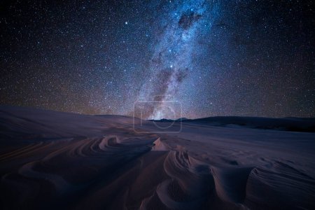 Voie lactée au-dessus des dunes de sable à Dark point, Parc national des lacs Myall, Hawks Nest, NSW, Australie