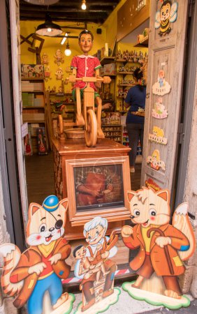 Téléchargez les photos : Présenté au magasin Pinocchio à Rome, Italie - en image libre de droit