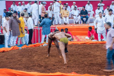 Téléchargez les photos : Pune, Maharashtra, Inde, 04302024 Wrestling competition action cliquez - en image libre de droit