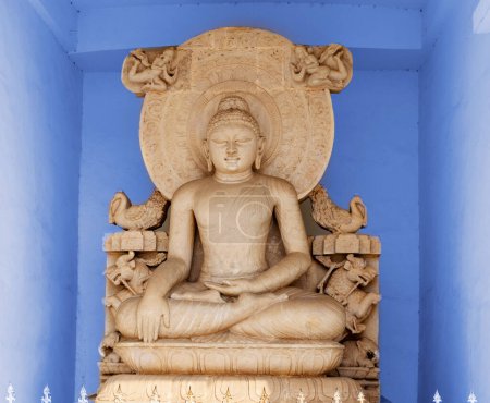 Die wunderschöne Buddha-Statue in Dhauligiri Shanti Stupa, Orissa, Indien,