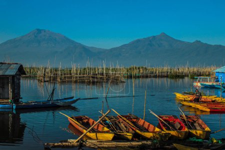 Téléchargez les photos : Ambarawa, Java central, Indonésie - 11 mai 2018 : activités des pêcheurs matinaux préparant leurs bateaux à pêcher sur le lac Rawa Pening Ambarawa, Indonésie le 11 mai 2018. - en image libre de droit