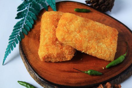 Risoles sind traditionelle indonesische Snacks mit Rindfleisch oder Wurst, Eiern und Mayonnaise in Semarang, Indonesien am 27. März 2021.