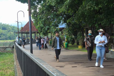 Téléchargez les photos : Semarang, Indonésie - 30 octobre 2022 : Bukit Cinta Rawa Les touristes de Pening profitent de la terrasse verdoyante du jardin en faisant une promenade tout en prenant des photos pour capturer le moment de Semarang, Indonésie, le 30 octobre 2022. - en image libre de droit