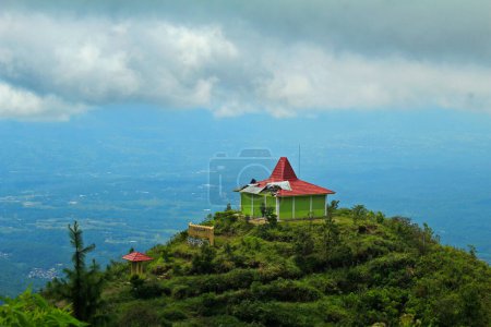 Téléchargez les photos : Sur l'un des sommets du mont Andong, il y a une tombe ancestrale dans une simple cabane couverte de zinc Magelang, Indonésie, le 24 décembre 2020. - en image libre de droit