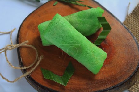 Dadar Roll o "Dadar Gulung" es un snack tradicional que contiene coco rallado mezclado con azúcar javanés líquido, aromático con hojas pandan en Semarang, Indonesia en Marzo 27, 2021.