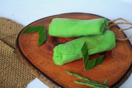 Dadar Roll o "Dadar Gulung" es un snack tradicional que contiene coco rallado mezclado con azúcar javanés líquido, aromático con hojas pandan en Semarang, Indonesia en Marzo 27, 2021.
