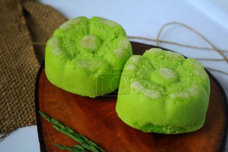 Putu Ayu Kuchen wurde zu einem duftenden Kuchen aufgrund des Aromas von grünen Pandanblättern und zerfetzten Kokosnüssen, die am 27. März 2021 zu einem Semarang, Indonesien, verschmolzen.