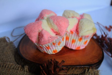 Bolu Kukus oder gedämpfte Cupcakes sind einfache Marktsnacks, die aus Weizenmehl, Eiern, Zucker, Backpulver und Natronlauge hergestellt werden, bis sie am 27. März 2021 in Semarang, Indonesien, vollständig gekocht ausbrechen..