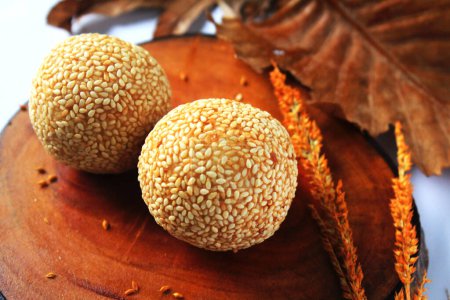 Onde onde, einer der berühmtesten traditionellen Snacks Indonesiens, wird am 27. März 2021 in Form von Sesambällchen in Semarang, Indonesien, mit grünen Bohnen gefüllt.