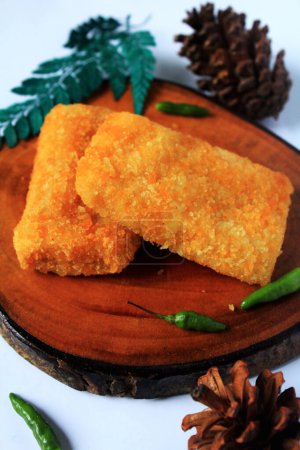 Risoles sind traditionelle indonesische Snacks mit Rindfleisch oder Wurst, Eiern und Mayonnaise in Semarang, Indonesien am 27. März 2021.
