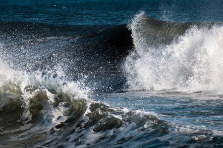 Primer plano de las olas blanqueadas salpicando alrededor. Foto de alta calidad