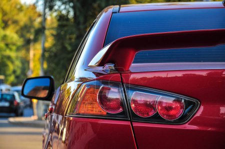 Detalle de cerca en uno de los led rojo luz trasera coche rojo moderno. Detalle exterior automóvil. .. Foto de alta calidad