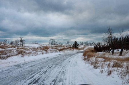 carretera con nieve en el campo en invierno, paisaje invernal