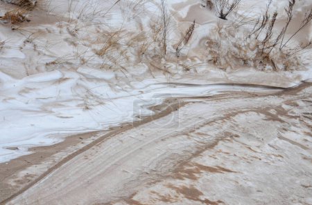 carretera con nieve en el campo en invierno, paisaje invernal