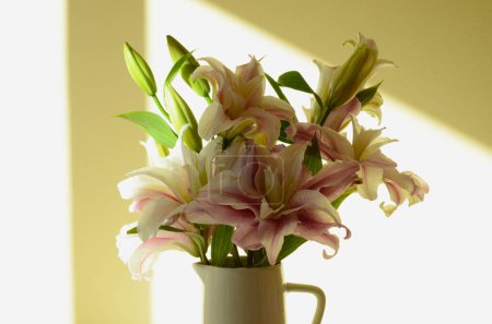 Téléchargez les photos : Beautiful bouquet of lilies and white flowers in glass vase - en image libre de droit