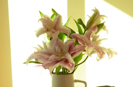 Téléchargez les photos : Beautiful bouquet of lilies and white flowers in glass vase - en image libre de droit
